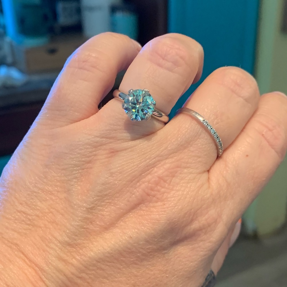 Beautiful 2.85 ct blue ice Moissanite